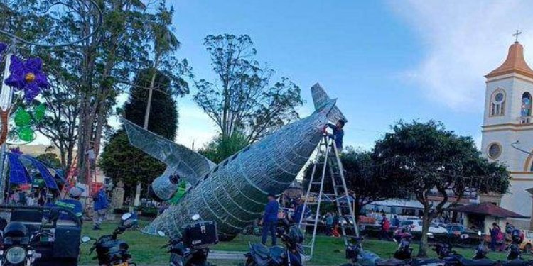 Desmontan polémico alumbrado de tragedia de Chapecó en La Unión