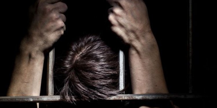 Increíble giro judicial: Hombre que asesinó a su novia es eximido de prisión por obesidad extrema