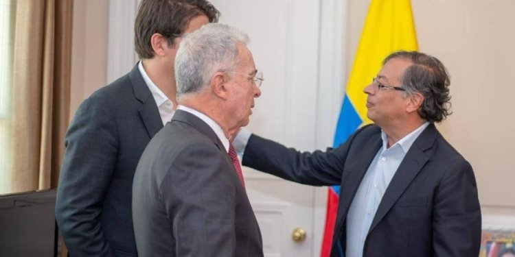 Con un ‘tintico’, Petro busca acuerdo con Uribe para destrabar crucial reforma a la salud mientras se agota el tiempo legislativo