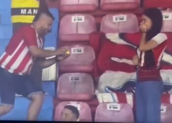La pedida de mano en pleno estadio mientras jugaba Junior y Águilas Doradas