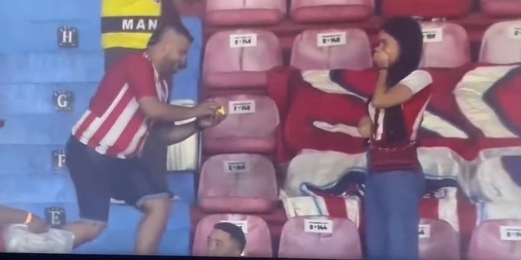 La pedida de mano en pleno estadio mientras jugaba Junior y Águilas Doradas