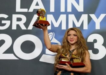 Karol G, Shakira, Juanes, Carlos Vives y más brillan en la gala de los Grammy Latinos