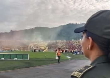 Jugadores del Deportes Tolima serán multados por dejar sus carros tirados en las calles, alrededor del Estadio Manuel Murillo Toro