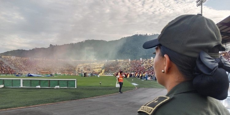 Jugadores del Deportes Tolima serán multados por dejar sus carros tirados en las calles, alrededor del Estadio Manuel Murillo Toro