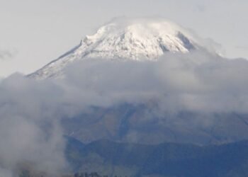 Fuerza Aeroespacial mediante sobrevuelos asegura completa calma en el Volcan Nevado del Tolima