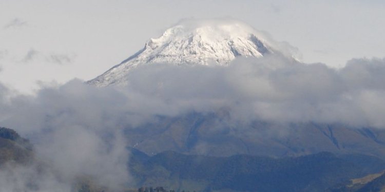 Fuerza Aeroespacial mediante sobrevuelos asegura completa calma en el Volcan Nevado del Tolima