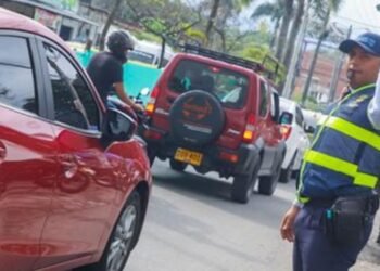 Por daño de acueducto, permanece el cierre de la Avenida Mirolindo, carril bajando