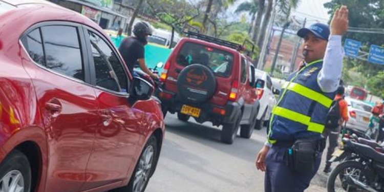 Por daño de acueducto, permanece el cierre de la Avenida Mirolindo, carril bajando