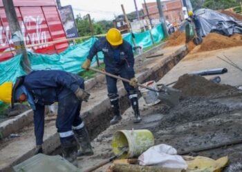 Transite con precaución por la avenida Mirolindo tras instalación de tubería