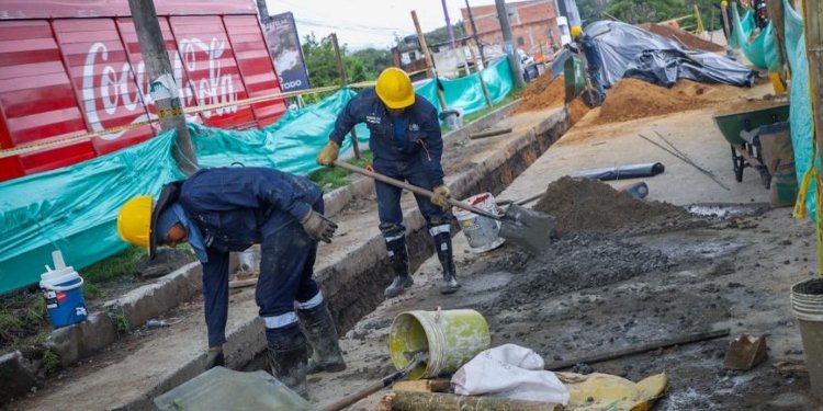 Transite con precaución por la avenida Mirolindo tras instalación de tubería