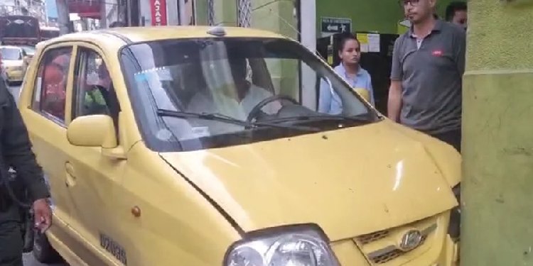 Taxista perdió control del carro y se estrelló contra un almacén