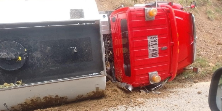 ¡No paran los accidentes! Un vehículo tipo cisterna a sufrió aparatoso accidente en la vía Chaparral – Ortega