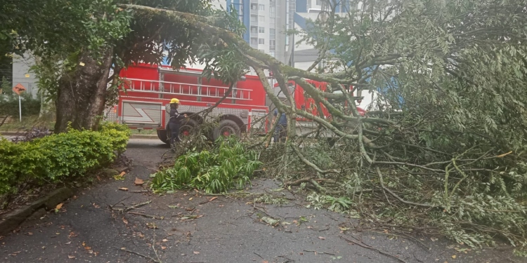Ambulancia en Ibagué a punto de quemarse por fallas mecánicas