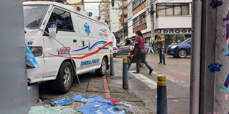 Accidente entre dos ambulancias en el centro de Ibagué, al parecer por la denominada ‘guerra del centavo’