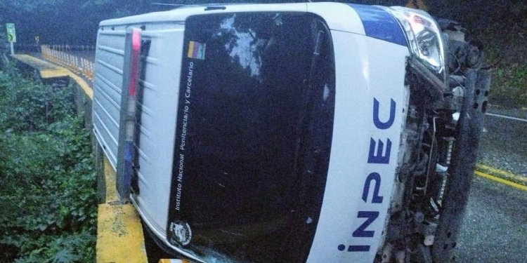 Por esquivar una moto tripulación del INPEC sufrió accidente de tránsito en la vía Mariquita – Fresno