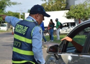 Vía al aeropuerto cerrada por carrera ciclística
