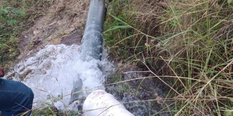 IBAL trabaja en la reparación de daño de acueducto en la comuna Siete