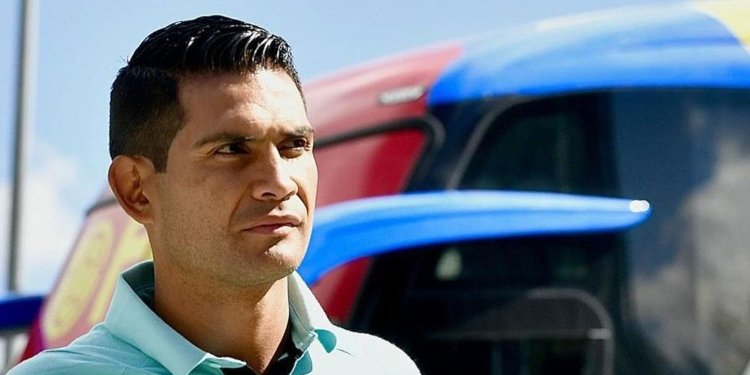 David Macalister Silva muy conmovido por vestirse con la camiseta de la selección Colombia