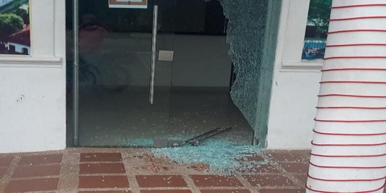 A piedra fueron atacadas las instalaciones de la alcaldía de Lérida