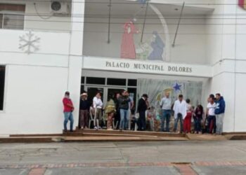 Concejales y funcionarios protestan frente a la alcaldía de Dolores