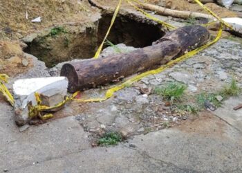 Cráter gigante por colapso del alcantarillado amenaza con posible hundimiento de viviendas