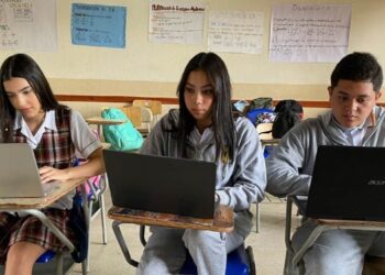 Estudiantes Colombianos con Bajas Puntuaciones en Pruebas PISA 2022