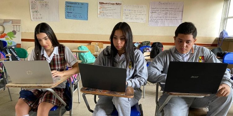 Estudiantes Colombianos con Bajas Puntuaciones en Pruebas PISA 2022