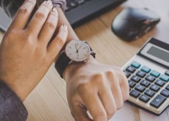 Colombia redefine la jornada laboral: una hora menos en 2024 y rumbo a las 42 horas semanales