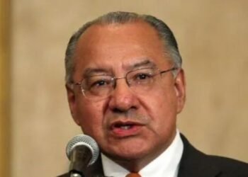 Colombiano y Exembajador de EE. UU. en Bolivia acusado de espionaje para Cuba durante cuatro décadas