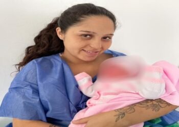 Dio a luz a una niña dentro de un carro