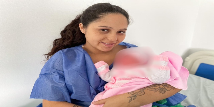 Dio a luz a una niña dentro de un carro