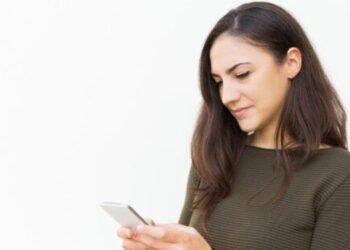 ¿Cansado de los Mensajes de Claro, Movistar y Tigo? Aquí te Decimos Cómo Detenerlos