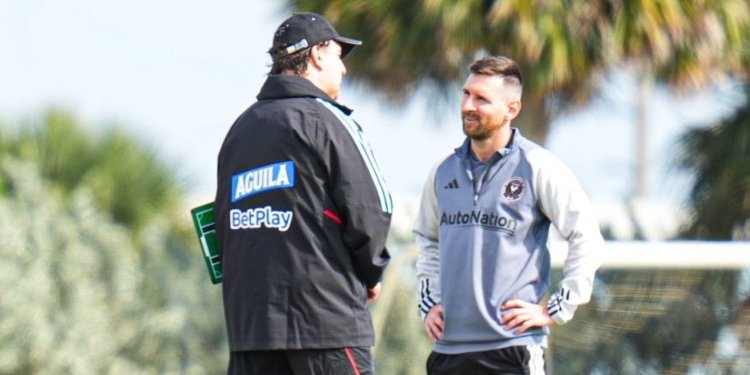 El técnico de la selección Colombia Néstor Lorenzo se reencontró con Lionel Messi 