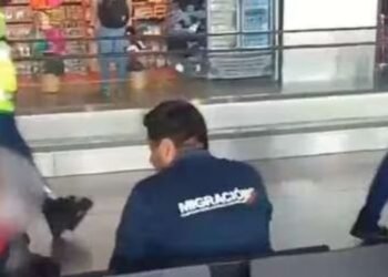 Encuentran a niña africana que se escondió en un baño del aeropuerto El Dorado de Bogotá por 10 días