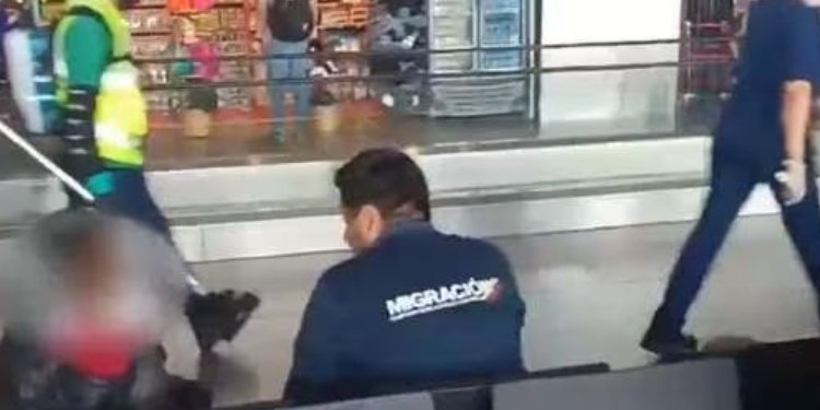 Encuentran a niña africana que se escondió en un baño del aeropuerto El Dorado de Bogotá por 10 días