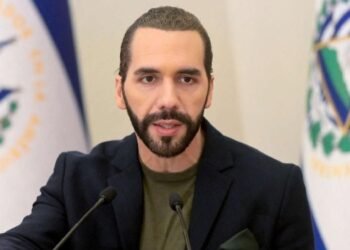 Nayib Bukele Renuncia para Buscar la Reelección y Nombra a Claudia Rodríguez de Guevara como su Reemplazo