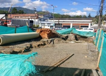 Preocupada se encuentra la comunidad del barrio la Floresta por el estado de la obra del puente de la 60 con Quinta
