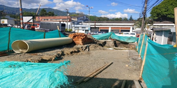 Preocupada se encuentra la comunidad del barrio la Floresta por el estado de la obra del puente de la 60 con Quinta