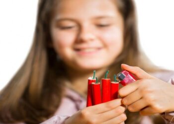 ¡Tenga cuidado! Hoy día de velitas no permita que sus hijos interactúe con pólvora