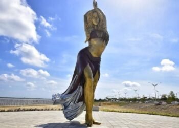 Barranquilla rinde homenaje a Shakira con monumental escultura en el gran Malecón