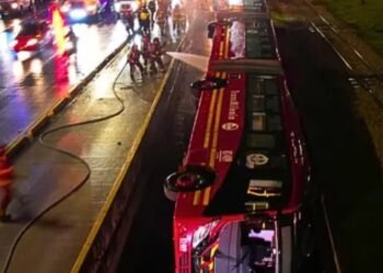  Bus articulado del sistema Transmilenio en Bogotá terminó volcado