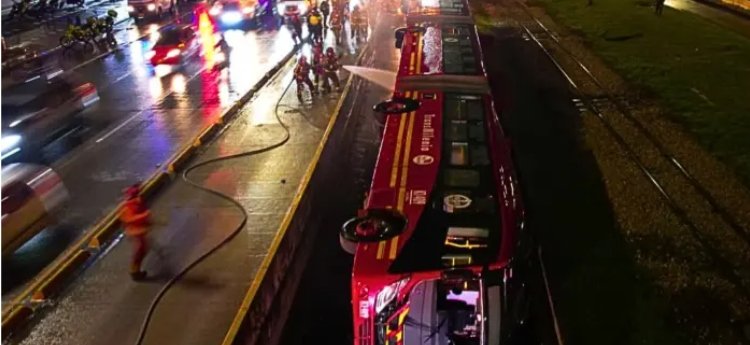 Bus articulado del sistema Transmilenio en Bogotá terminó volcado