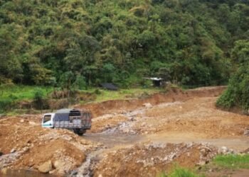 Cierre de la vía Dolores – Alpujarra debido a remoción de masa por deslizamiento