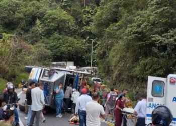 Completamente cerrada la vía Cajamarca – Ibagué tras volcamiento de tractocamión