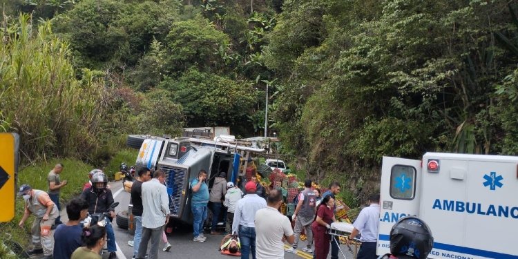Completamente cerrada la vía Cajamarca – Ibagué tras volcamiento de tractocamión