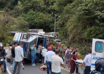 Continúan los accidentes en el Tolima: un camión se volcó en la vía Melgar – Bogotá