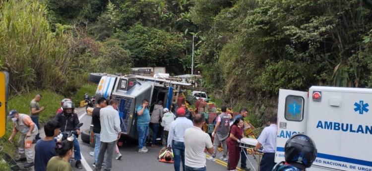 Continúan los accidentes en el Tolima: un camión se volcó en la vía Melgar – Bogotá