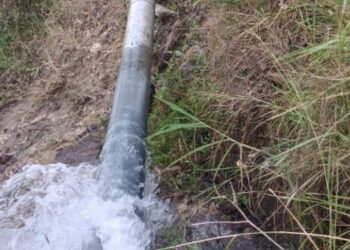 IBAL trabaja en la reparación de daño de acueducto en la comuna Siete