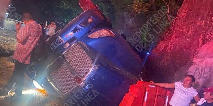 Con paso reducido a un carril se encuentra la vía Melgar – Bogotá por volcamiento de un tractocamión