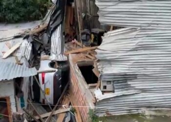 Camioneta terminó metida en una casa del barrio Tulio Varón